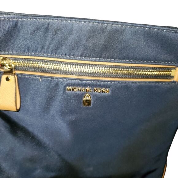 Michael kors crossbody purse - Picture 2 of 6